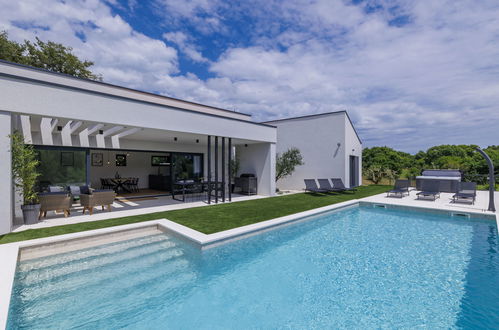 Photo 2 - Maison de 2 chambres à Marčana avec piscine privée et jardin