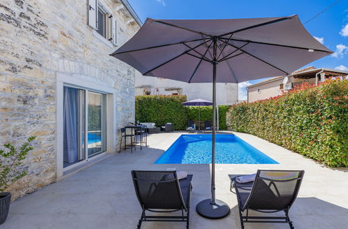 Photo 2 - 2 bedroom House in Sveti Petar u Šumi with private pool and garden