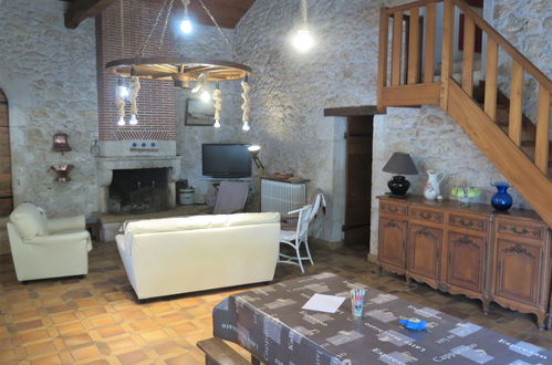 Photo 7 - 6 bedroom House in Bonneville-et-St-Avit-de-Fumadières with private pool and garden