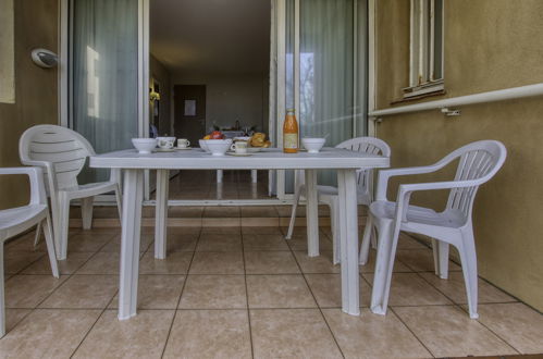 Photo 2 - Appartement de 2 chambres à Six-Fours-les-Plages avec piscine et vues à la mer