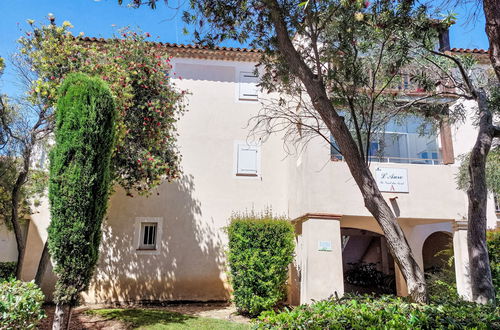 Photo 2 - 2 bedroom Apartment in Six-Fours-les-Plages with swimming pool and garden
