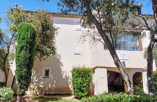 Photo 2 - 2 bedroom Apartment in Six-Fours-les-Plages with swimming pool and garden