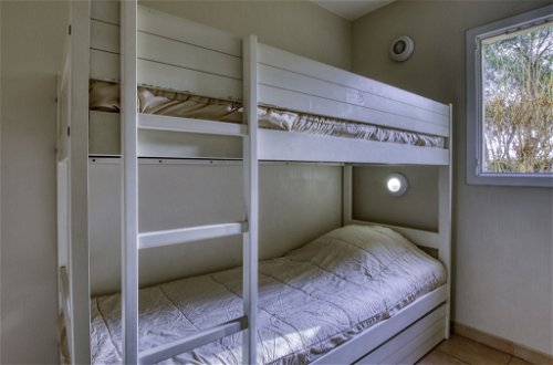 Foto 12 - Appartamento con 2 camere da letto a Six-Fours-les-Plages con piscina e vista mare