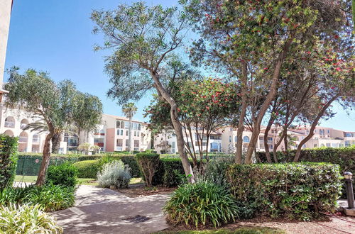 Photo 22 - 2 bedroom Apartment in Six-Fours-les-Plages with swimming pool and garden