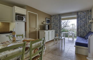 Photo 3 - 2 bedroom Apartment in Six-Fours-les-Plages with swimming pool and sea view