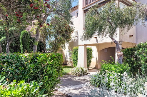 Photo 21 - 2 bedroom Apartment in Six-Fours-les-Plages with swimming pool and garden