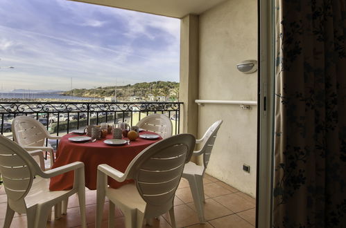 Foto 9 - Apartment mit 2 Schlafzimmern in Six-Fours-les-Plages mit schwimmbad und blick aufs meer