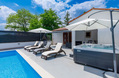 Foto 27 - Casa con 2 camere da letto a Pićan con piscina privata e giardino