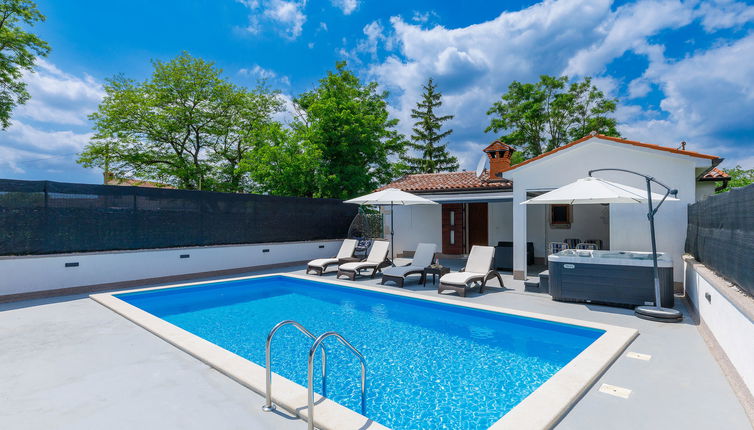 Photo 1 - Maison de 2 chambres à Pićan avec piscine privée et jardin