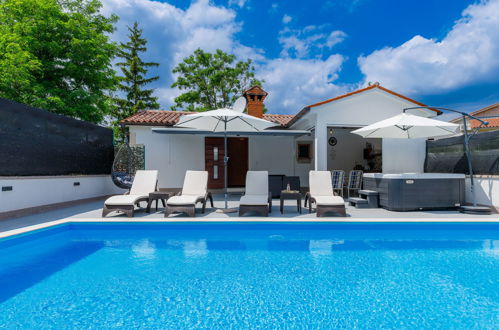 Photo 17 - Maison de 2 chambres à Pićan avec piscine privée et jardin