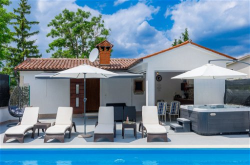 Foto 32 - Casa de 2 habitaciones en Pićan con piscina privada y jardín