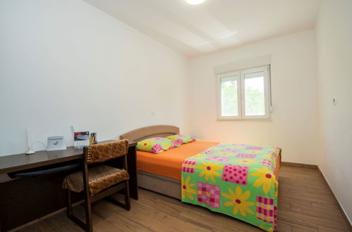Foto 27 - Casa con 4 camere da letto a Kaštela con piscina privata e vista mare