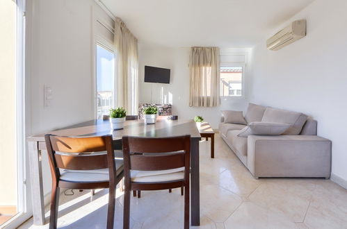 Foto 3 - Appartamento con 2 camere da letto a Castelló d'Empúries con terrazza e vista mare