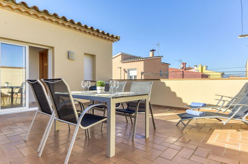 Foto 1 - Appartamento con 2 camere da letto a Castelló d'Empúries con terrazza e vista mare