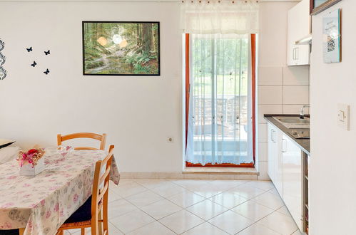 Foto 7 - Apartamento de 1 quarto em Poreč com jardim e terraço