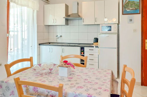 Foto 10 - Appartamento con 1 camera da letto a Poreč con terrazza e vista mare