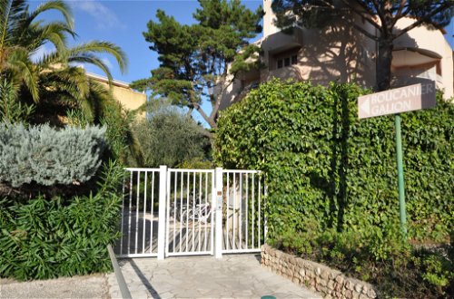 Foto 19 - Apartamento de 1 habitación en Cavalaire-sur-Mer con jardín y vistas al mar