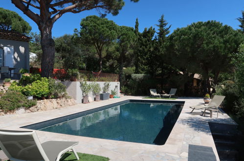 Foto 17 - Haus mit 4 Schlafzimmern in Sainte-Maxime mit privater pool und garten