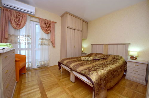 Foto 10 - Appartamento con 3 camere da letto a Sebenico con piscina e vista mare