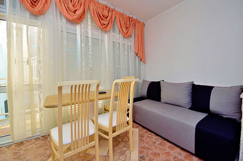 Foto 8 - Apartamento de 3 quartos em Sibenik com piscina e jardim