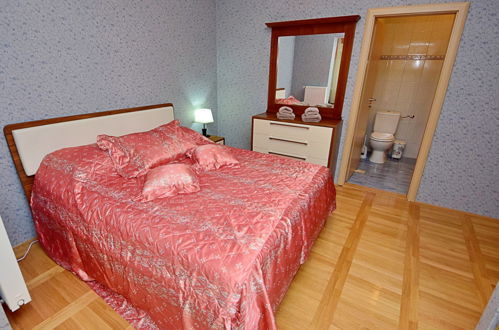 Foto 15 - Appartamento con 3 camere da letto a Sebenico con piscina e giardino