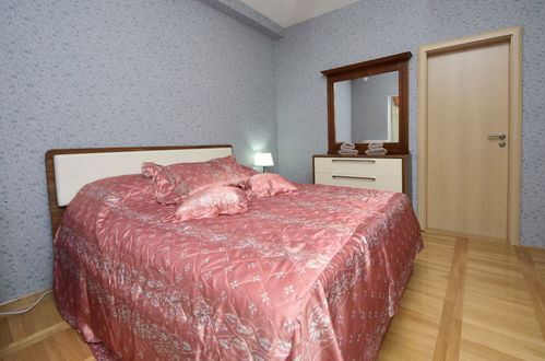 Foto 5 - Appartamento con 3 camere da letto a Sebenico con piscina e giardino