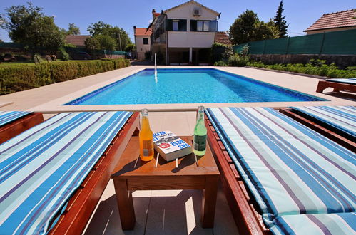 Photo 2 - Maison de 3 chambres à Trilj avec piscine privée et terrasse