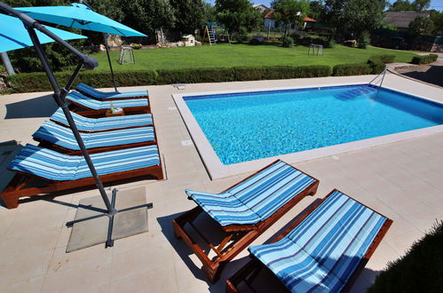 Foto 34 - Casa de 3 quartos em Trilj com piscina privada e jardim