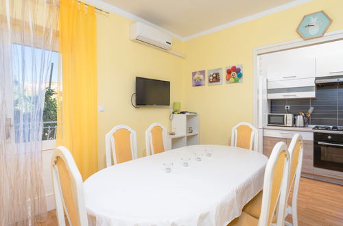 Photo 4 - 4 bedroom Apartment in Biograd na Moru with garden and terrace