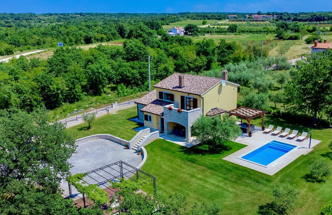 Casa de 5 quartos em Sveti Lovreč com piscina privada e jardim - Foto 1