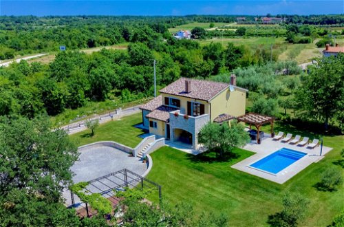 Foto 1 - Casa con 4 camere da letto a Sveti Lovreč con piscina privata e vista mare