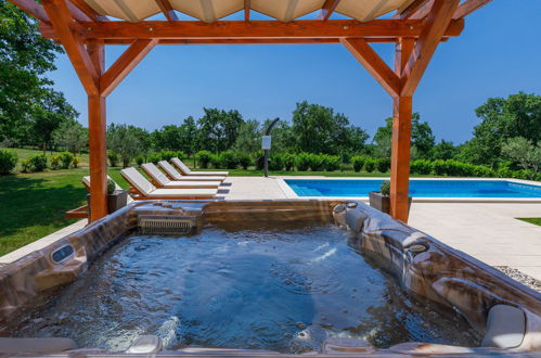 Photo 21 - Maison de 4 chambres à Sveti Lovreč avec piscine privée et jardin