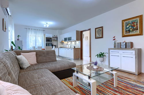 Foto 11 - Apartamento de 1 quarto em Kanfanar com piscina e jardim