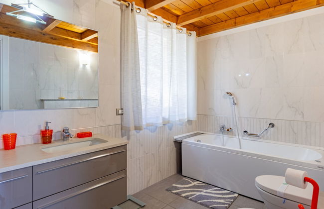 Casa de 3 quartos em Brissago-Valtravaglia com jardim e banheira de hidromassagem - Foto 17