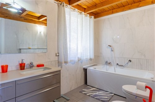 Foto 17 - Casa de 2 quartos em Brissago-Valtravaglia com banheira de hidromassagem e vista para a montanha