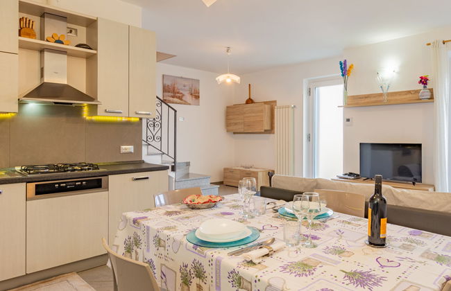 Casa de 3 quartos em Brissago-Valtravaglia com jardim e banheira de hidromassagem - Foto 9
