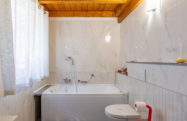 Casa de 3 quartos em Brissago-Valtravaglia com jardim e banheira de hidromassagem - Foto 18