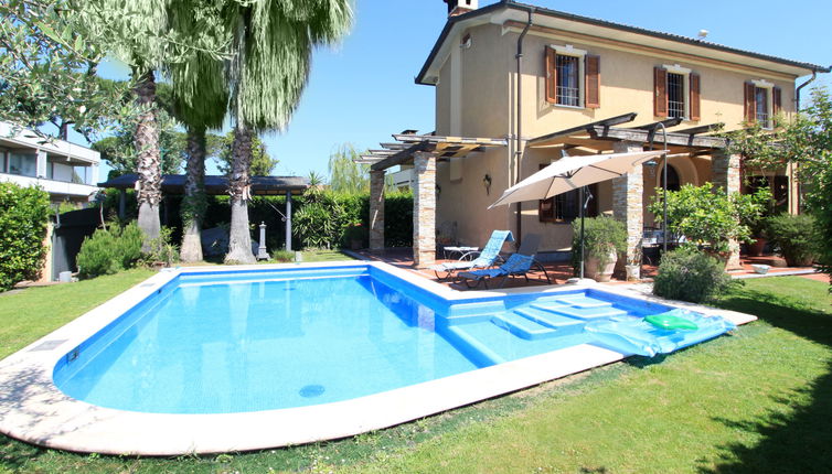 Foto 1 - Haus mit 3 Schlafzimmern in Forte dei Marmi mit privater pool und garten