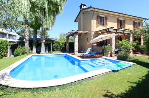 Foto 1 - Haus mit 3 Schlafzimmern in Forte dei Marmi mit privater pool und garten