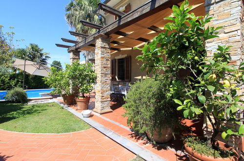 Foto 8 - Haus mit 3 Schlafzimmern in Forte dei Marmi mit privater pool und garten