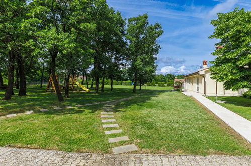 Foto 52 - Appartamento con 2 camere da letto a Žminj con piscina e giardino