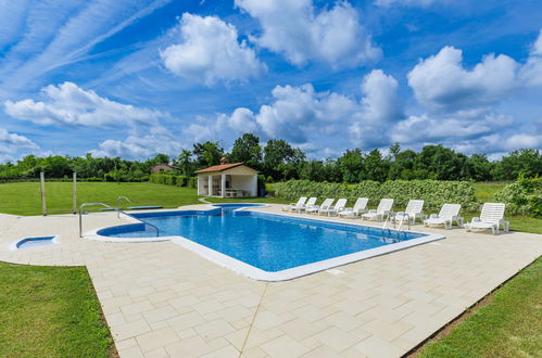 Foto 6 - Appartamento con 2 camere da letto a Žminj con piscina e giardino