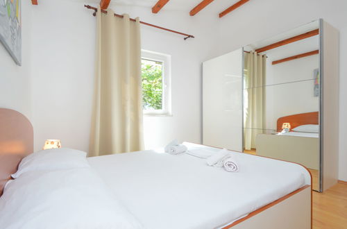Foto 16 - Casa de 3 quartos em Vodice com jardim e terraço