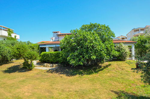 Foto 18 - Casa de 3 quartos em Vodice com jardim e terraço