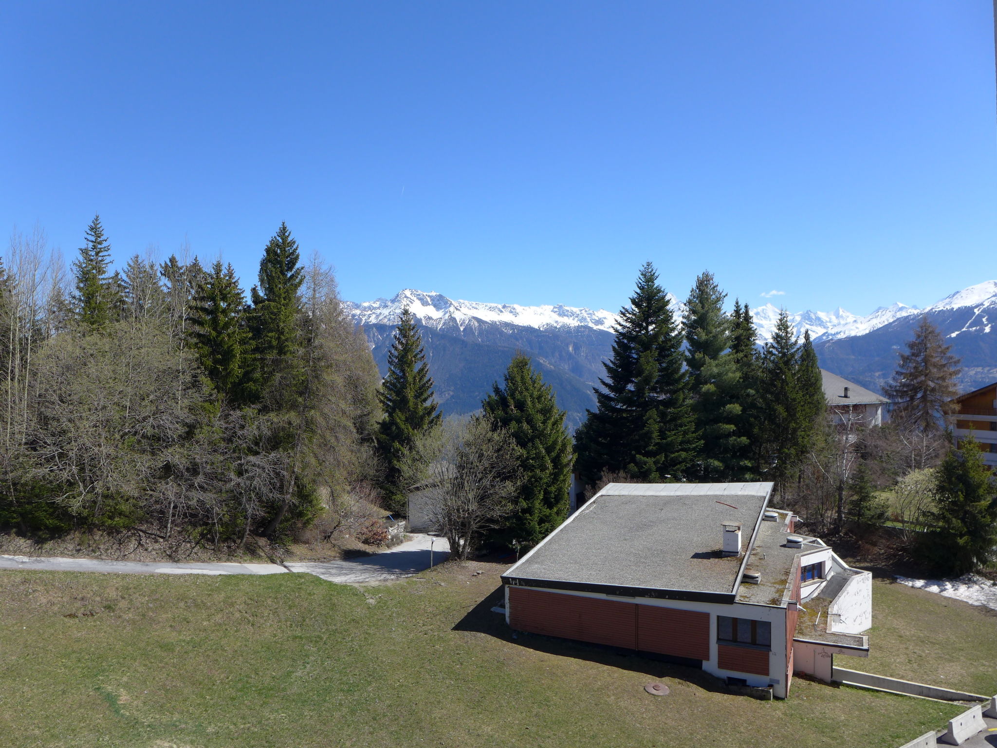 Foto 5 - Apartment mit 1 Schlafzimmer in Crans-Montana mit blick auf die berge