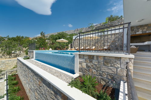 Foto 27 - Casa con 6 camere da letto a Dugi Rat con piscina privata e vista mare