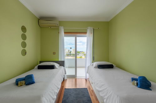 Foto 13 - Appartamento con 3 camere da letto a Portimão con vista mare