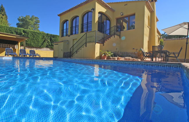 Casa de 4 quartos em Calp com piscina privada e jardim - Foto 1