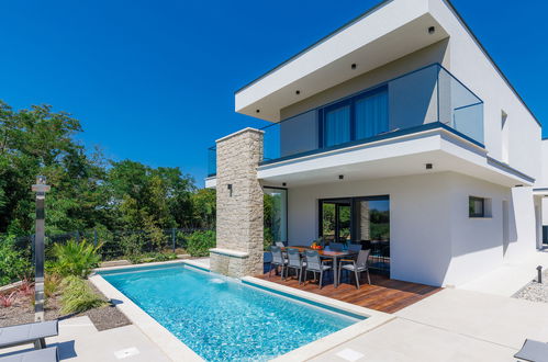 Photo 1 - Maison de 3 chambres à Umag avec piscine privée et terrasse