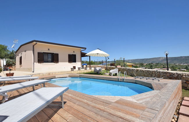 Casa de 3 quartos em Floridia com piscina privada e jardim - Foto 1